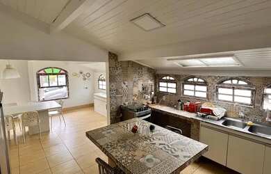 Imagem: A casa em condomínio para alugar possui 4 Dormitórios, 4 Banheiros