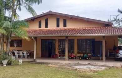 Imagem: A casa em condomínio possui 3 Dormitórios, 2 Banheiros, 3