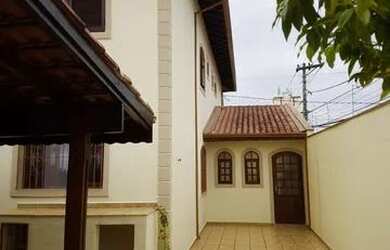 Imagem: A casa possui 3 Dormitórios, 3 Banheiros, 4 Vagas na garagem