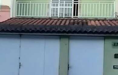 Imagem: A casa possui 2 Dormitórios, 1 Banheiro, 2 Vagas na garagem