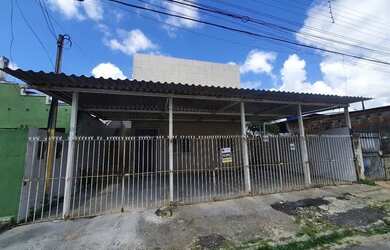 Imagem: A casa possui 3 Dormitórios, 1 Banheiro, 1 Vaga na garagem