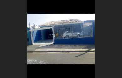 Imagem: A casa possui 3 Dormitórios, 3 Banheiros, 3 Vagas na garagem