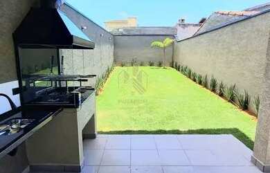 Imagem: A casa possui 3 Dormitórios, 3 Banheiros, 2 Vagas na garagem