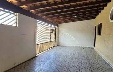 Imagem: A casa possui 3 Dormitórios, 2 Banheiros, 2 Vagas na garagem