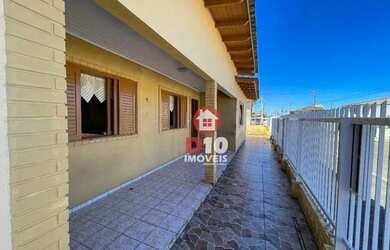 Imagem: A casa possui 4 Dormitórios, 2 Banheiros, 2 Vagas na garagem