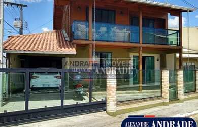 Imagem: A casa possui 3 Dormitórios, 3 Banheiros, 2 Vagas na garagem