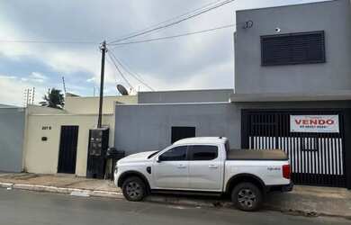 Imagem: A casa possui 5 Dormitórios, 3 Banheiros, 1 Vaga na garagem