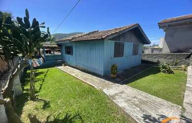 Imagem: A casa possui 4 Dormitórios, 2 Banheiros, 2 Vagas na garagem