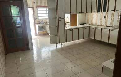 Imagem: O depósito possui 2 Vagas na garagem e 222m² de Área e está