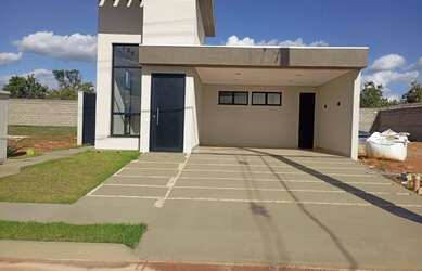 Imagem: A casa em condomínio possui 3 Dormitórios, 3 Banheiros, 2