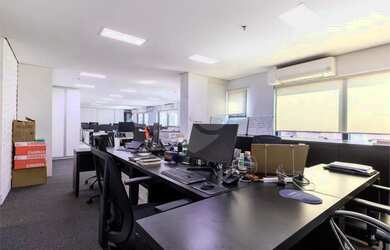 Imagem: O depósito possui 5 Vagas na garagem, 155m² de Área e está