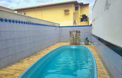 Imagem: A casa possui 4 Dormitórios, 3 Banheiros, 2 Vagas na garagem