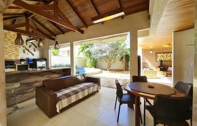 Imagem: A casa possui 5 Dormitórios, 5 Banheiros, 4 Vagas na garagem