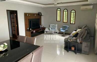 Imagem: A casa possui 3 Dormitórios, 3 Banheiros, 2 Vagas na garagem