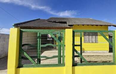 Imagem: A casa possui 4 Dormitórios, 3 Banheiros, 2 Vagas na garagem