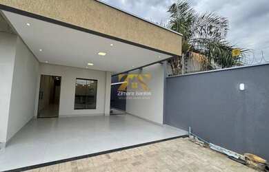 Imagem: A casa possui 3 Dormitórios, 2 Banheiros, 2 Vagas na garagem