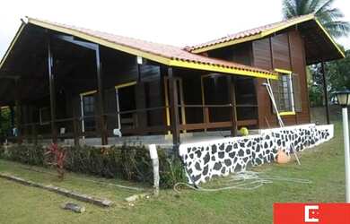 Imagem: A casa possui 5 Dormitórios, 3 Banheiros, 512m² de Área e