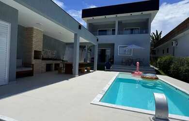 Imagem: A casa possui 3 Dormitórios, 4 Banheiros, 1 Vaga na garagem