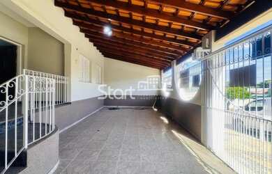 Imagem: A casa possui 3 Dormitórios, 2 Banheiros, 2 Vagas na garagem