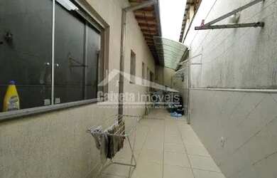 Imagem: A casa possui 4 Dormitórios, 1 Banheiro, 3 Vagas na garagem