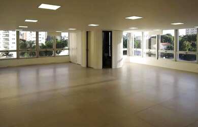 Imagem: O depósito possui 2 Vagas na garagem e 200m² de Área e está