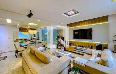 Imagem: A casa possui 3 Dormitórios, 4 Banheiros, 5 Vagas na garagem