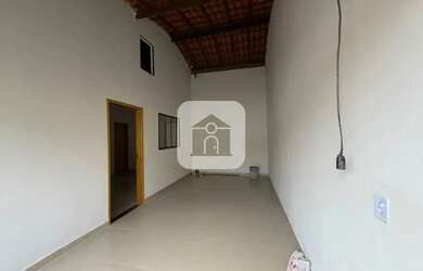 Imagem: A casa possui 2 Dormitórios, 1 Banheiro, 1 Vaga na garagem