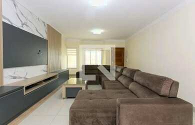 Imagem: A casa possui 4 Dormitórios, 5 Banheiros, 4 Vagas na garagem