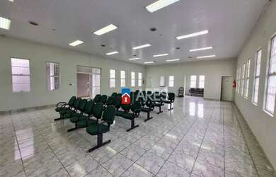 Imagem: O depósito à venda possui 4 Vagas na garagem e 203m² de Área