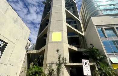 Imagem: O depósito possui 5 Vagas na garagem e 9600m² de Área e está