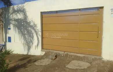 Imagem: A casa possui 3 Dormitórios, 1 Banheiro, 1 Vaga na garagem