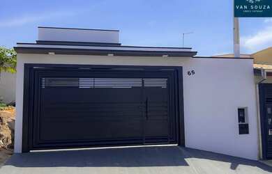 Imagem: A casa possui 2 Dormitórios, 2 Banheiros, 2 Vagas na garagem