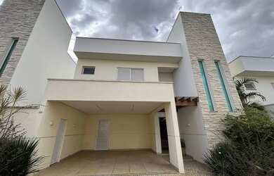 Imagem: A casa em condomínio possui 3 Dormitórios, 3 Banheiros, 2