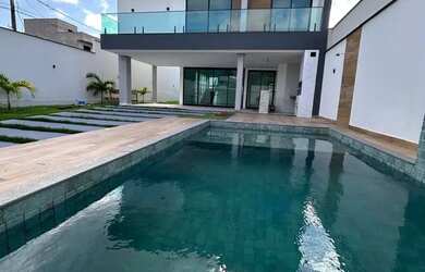 Imagem: A casa possui 4 Dormitórios, 5 Banheiros, 2 Vagas na garagem