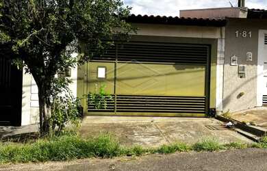 Imagem: A casa possui 3 Dormitórios, 1 Banheiro, 2 Vagas na garagem