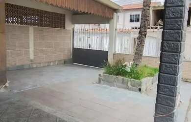 Imagem: O apartamento possui 1 Dormitório, 2 Banheiros, 3 Vagas na