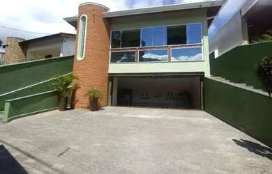 Imagem: A casa possui 4 Dormitórios, 4 Banheiros, 4 Vagas na garagem