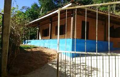 Imagem: A casa possui 2 Dormitórios, 1 Banheiro e 2 Vagas na garagem