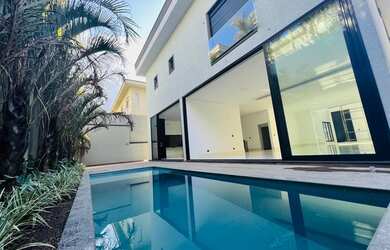 Imagem: A casa em condomínio possui 5 Dormitórios, 5 Banheiros, 5