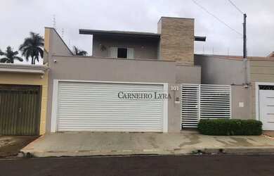 Imagem: A casa possui 4 Dormitórios, 3 Banheiros, 4 Vagas na garagem