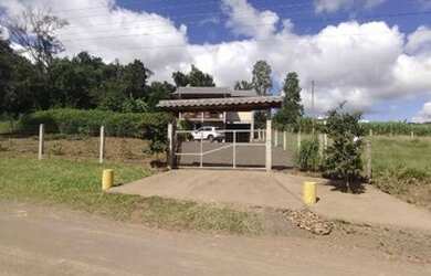 Imagem 1: Lindo sobrado de alvenaria, todo cercado de tela, linda vista da região