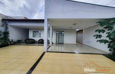 Imagem: A casa possui 3 Dormitórios, 2 Banheiros, 3 Vagas na garagem