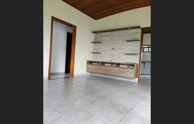 Imagem: A casa possui 2 Dormitórios, 2 Banheiros, 2 Vagas na garagem