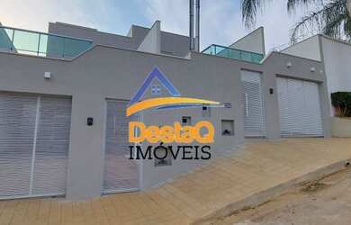 Imagem: A casa possui 3 Dormitórios, 3 Banheiros, 2 Vagas na garagem