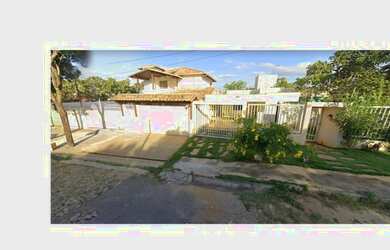 Imagem: A casa possui 4 Dormitórios, 2 Banheiros, 4 Vagas na garagem