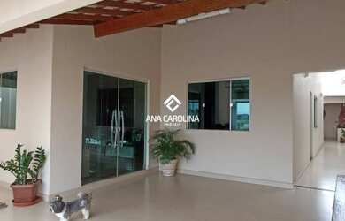 Imagem: A casa possui 3 Dormitórios, 2 Banheiros, 2 Vagas na garagem