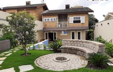 Imagem: A casa possui 3 Dormitórios, 3 Banheiros, 4 Vagas na garagem