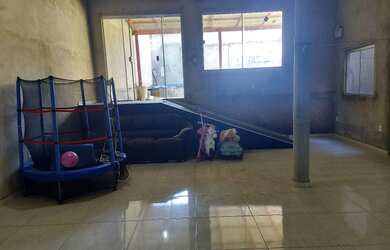 Imagem: A casa possui 2 Dormitórios, 1 Banheiro, 3 Vagas na garagem