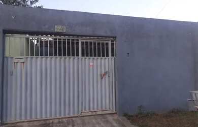 Imagem: A casa possui 3 Dormitórios, 2 Banheiros, 2 Vagas na garagem