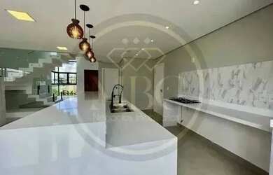 Imagem: A casa em condomínio possui 4 Dormitórios, 5 Banheiros, 4